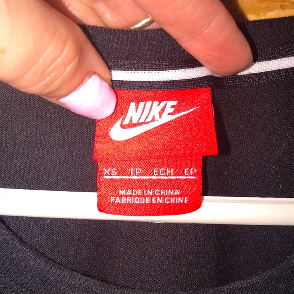 Nike muscle tank size XS but will fit up to size medium - Picture 3 of 3